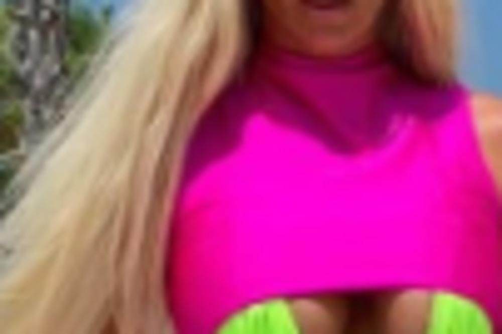 KARLEUŠA OBUKLA HALJINU, ALI GRUDI NISU STALE U NJU! Sve kipi, kada se pomerila minić se podigao, seva i donji veš