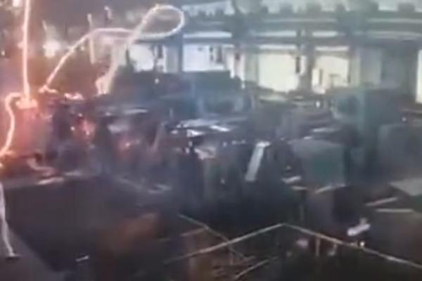 OVO JE NAJNEVEROVATNIJA SCENA IKAD SNIMLJENA! Pa da li je moguće da je ovaj radnik ovo PREŽIVEO? (VIDEO)