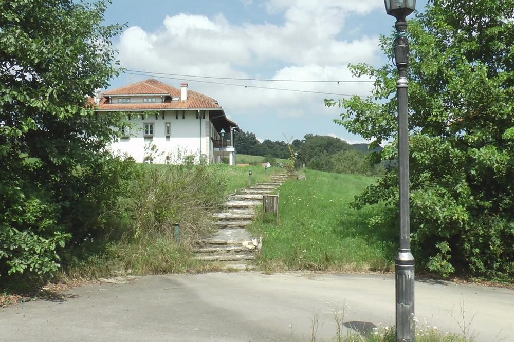 SRBI ODUŠEVLJENI KUĆOM KOJA SE PRODAJE U NAJLEPŠEM DELU ŠUMADIJE: Ogromno imanje, šuma, potok, a tek POGLED! (FOTO)