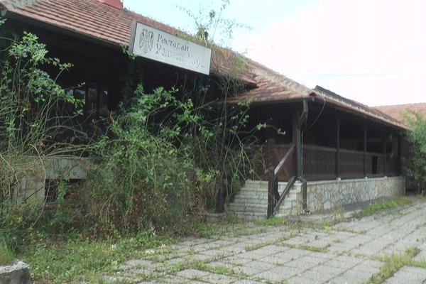 (FOTO) AMERIČKI MILIONER KUPIO CELO SRPSKO SELO! Kada vidite koliko je iskeširao, zavrteće vam se u glavi od cifre