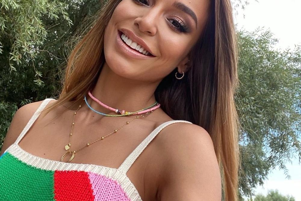 EKSPERIMENTISANJE NEKIM ZVEZDAMA BAŠ POĐE ZA RUKOM: Pevačica odlučila da promeni frizuru, ŠTA STAVI OVO NA GLAVU?!