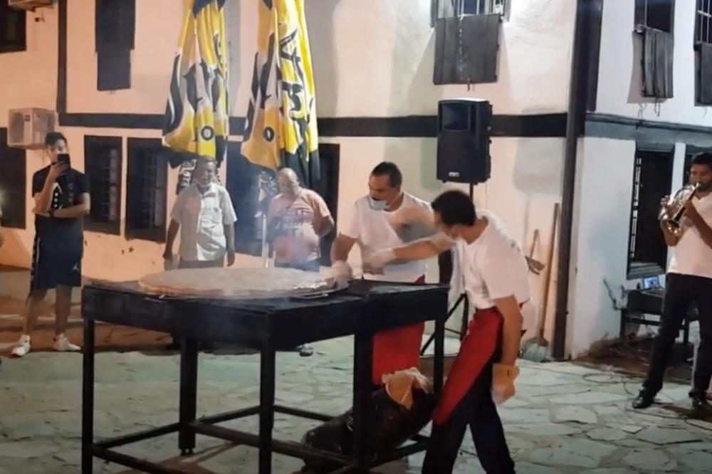 40 MINUTA JE BILO DOVOLJNO DA IM SE NADRAŽE NOSNICE: Održana mini-roštiljijada, Leskovac u transu (VIDEO)