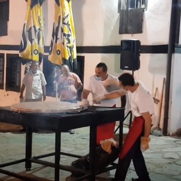 40 MINUTA JE BILO DOVOLJNO DA IM SE NADRAŽE NOSNICE: Održana mini-roštiljijada, Leskovac u transu (VIDEO)