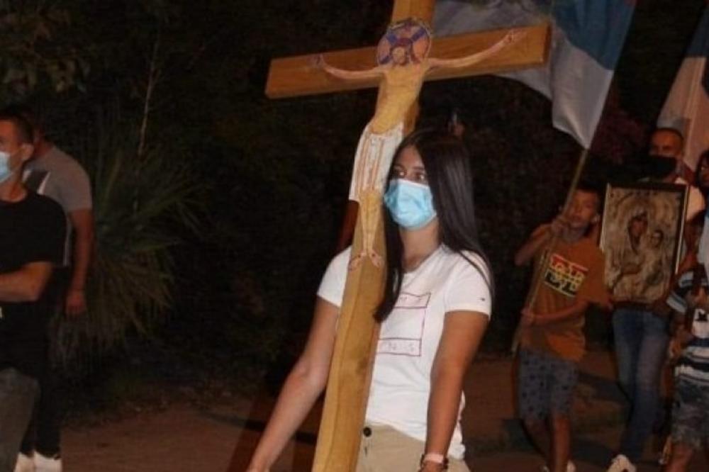 PUŠTENA NA SLOBODU: Osamnaestogpdišnja Jelena koja je privedena jer je nosila krst na litiji više nije u pritvoru