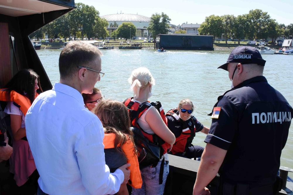 Deca stradalih radnika MUP-a u druženju s pripadnicima policije (FOTO)