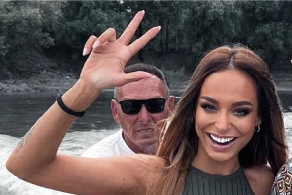 EDITA NAPADNUTA ZBOG SLIKE NA KOJOJ DRŽI TRI PRSTA: Od*ebite od mene više, ta tri prsta nisu namenjena bilo čemu