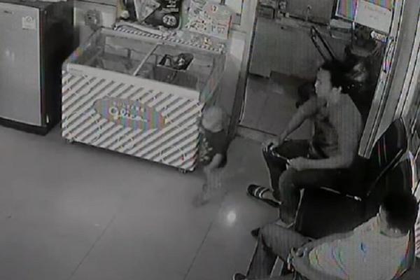 Refleks mu je kao munja: Pogledajte reakciju muškarca koji je u sekundi sačuvao glavu dečaku (VIDEO)