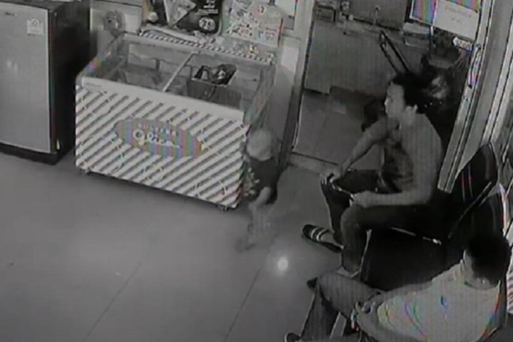 Refleks mu je kao munja: Pogledajte reakciju muškarca koji je u sekundi sačuvao glavu dečaku (VIDEO)