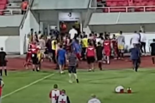 NOVI SKANDAL SRPSKOG FUDBALA: Izbila masovna tuča, fudbaleri Radničkog i Proletera se makljali kao uličari!