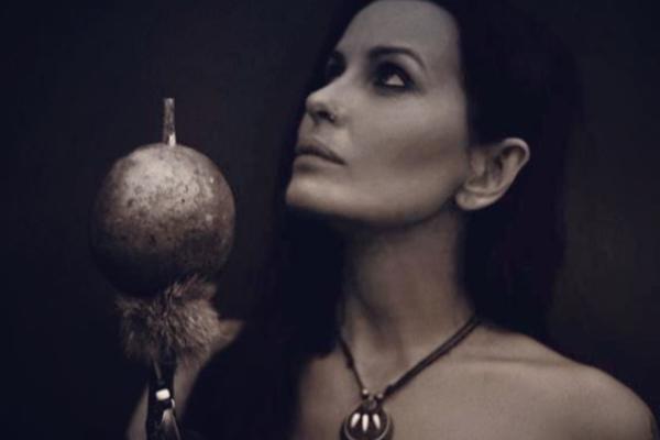 ELENA KARIĆ SADA HODA GOLA PO CEO DAN I SLIKA SE ZA INSTAGRAM: Imala sam problema sa svojim telom, bila sam RANJENA