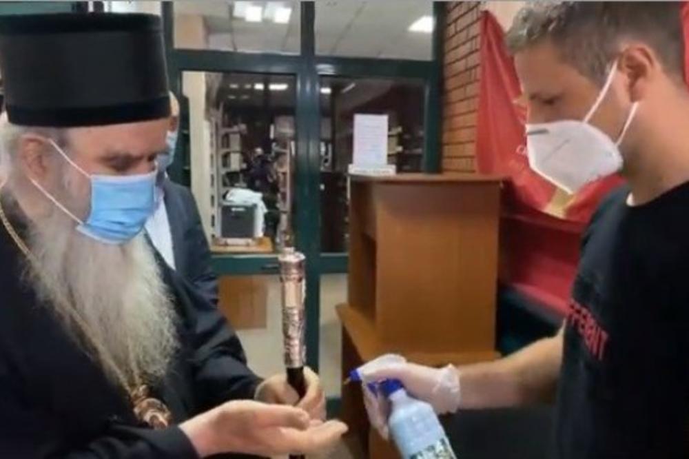 DA OSLOBODIMO CRNU GORU I ZA SPAS SVETINJA! Mitropolit Amfilohije prvi put glasao u 82. godini života (VIDEO)