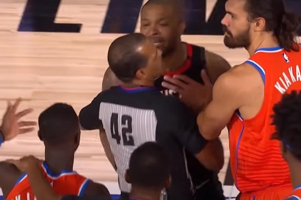 TUČA U NBA LIGI: Udario ga rukom po onoj stvari, pa mu ovaj uzvratio tako što ga je klepio po glavi!
