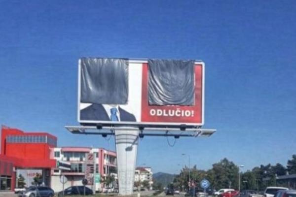 AUTOKRATA U NIKŠIĆU PREKRIVEN CRNIM PLATNOM: Evo zašto je bilbord s Milovim likom prekrila policija (FOTO)
