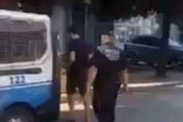 STANI BRE DA TE SNIMIM DA VIDIMO KO TE PRIVODI! Isplivao skandalozan snimak hapšenja u Crnoj Gori! (VIDEO)