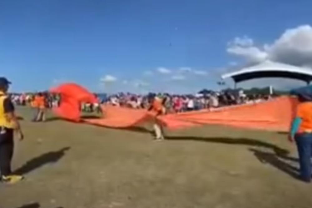 DEVOJČICA OD 3 GODINE POLETELA VISOKO U VAZDUH, LJUDI SU POČELI DA VRIŠTE: Neverovatni snimci sa Tajvana (VIDEO)