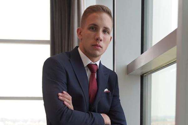 U PAROVE 9 UŠAO KLUNI MLAĐI! Lep je kao LUTKA i voli starije tete, a od Srbije ima VAŽNO PRIZNANJE kojim se PONOSI!