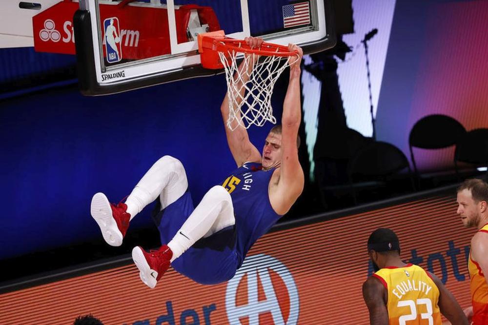 ŠTА SE TO ČUJE, PRAPORCI IL' ZVONA? TO JOKIĆ TERA ĆEZE, ZGAZIĆE LEBRONA: Odmah je nastala hit pesmica o srpskom asu