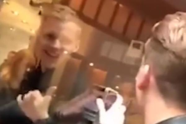 NAVIJAČ SREO IGRAČA AJAKSA U PRODAVNICI KROFNI I POKAZAO MU VEST DA PRELAZI U JUNAJTED: Reakcija je sve rekla!