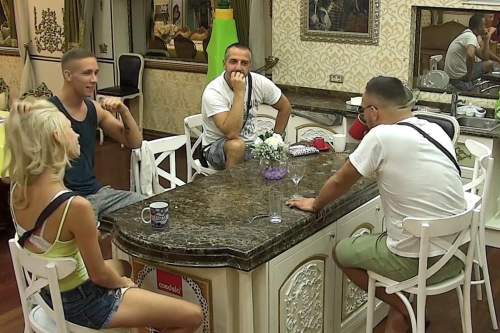 U PAROVE 9 UŠLA NARKO STARLETA! Uhapšena zbog DROGE koju je čuvala u POLNOM ORGANU! (FOTO)