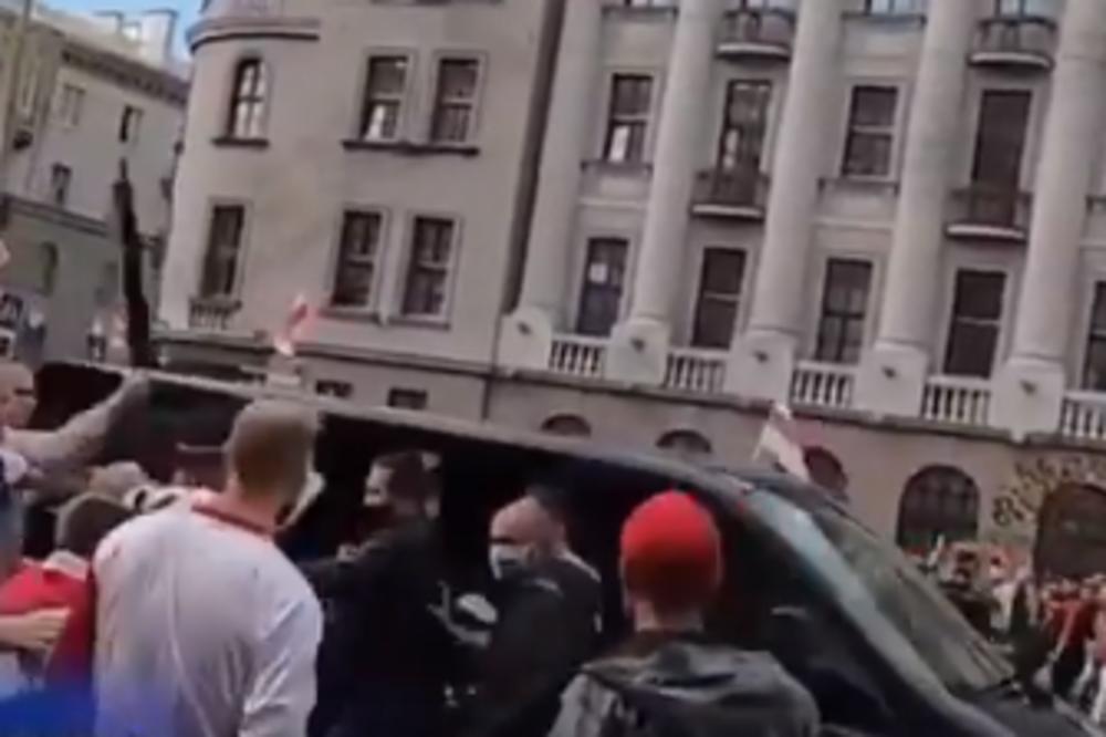 POLICAJAC U CIVILU BRUTALNO PREBIJEN DOK JE HAPSIO DEMONSTRANTA: Jedva izvukao živu glavu pred BESNOM MASOM (VIDEO)