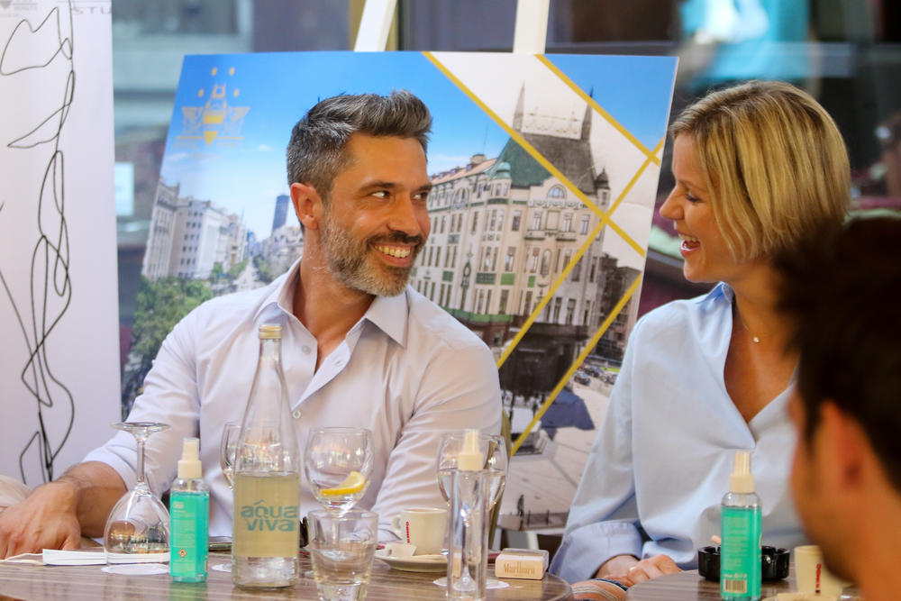 Glavni glumci serije Jadran Malkovič i  Aleksandra Janković