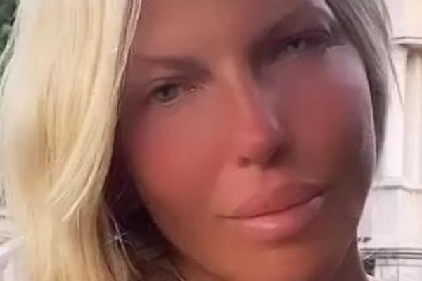 OVO JOŠ NISMO VIDELI, JELENA KARLEUŠA BEZ GRAMA ŠMINKE NA LICU: Podmladila se, slikala se, pljušte pohvale