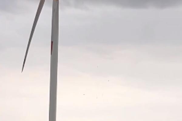 ŠOK PRIZOR U SRPSKOM SELU! Grom pogodio vetroturbinu, BUKVALNO SE ISTOPILA! (VIDEO)