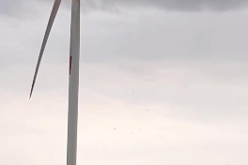 ŠOK PRIZOR U SRPSKOM SELU! Grom pogodio vetroturbinu, BUKVALNO SE ISTOPILA! (VIDEO)