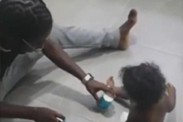 BEBA GENIJE: Otac pokušao kroz igru da je nasamari, ali je svaki put imala REŠENJE (VIDEO)