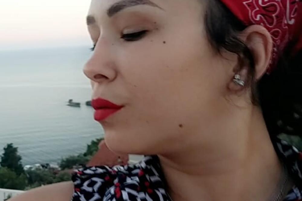 GLUMICA SE ODREKLA KOSOVA, POPLJUVALA KOGA JE STIGLA I IZGUBILA POSAO: Odričem se Kosova! Ogorčena sam do srži!