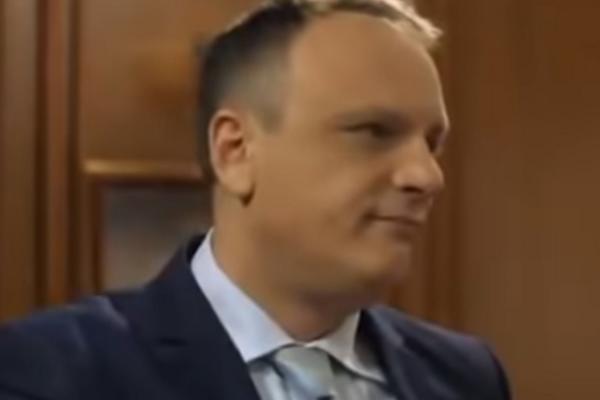 GLEDATE GA SVAKO VEČE NA PRVOJ, A NIKO NE ZNA DA JE RAZVEDEN OD GLUMICE KOJA GLUMI PORED NJEGA! Pogađajte, teško je