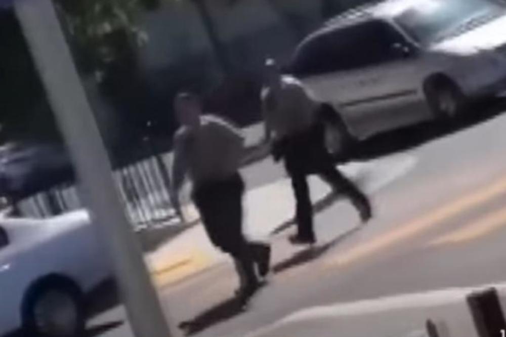 AMERIKA PONOVO U STANJU UZBUNE! Beli policajci ubili JOŠ JEDNOG crnca, pucali mu 20 PUTA U LEĐA! (VIDEO)