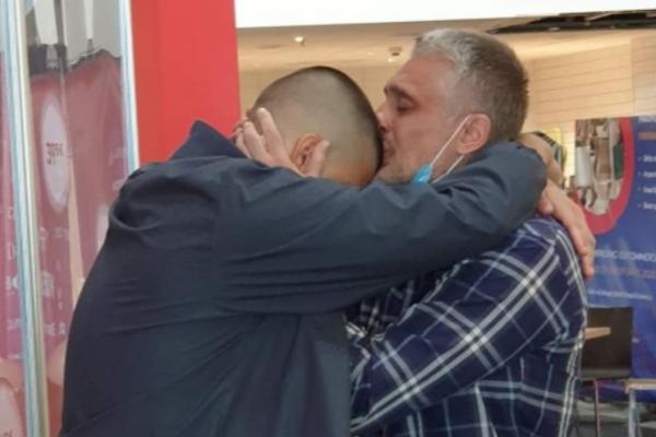 ČEDA NIJE MOGAO DA SE SUZDRŽI, PLAKAO JE: Poslao je DETE u INOSTRANSTVO! SINE, TVOJA JE ZEMLJA CELA (FOTO)