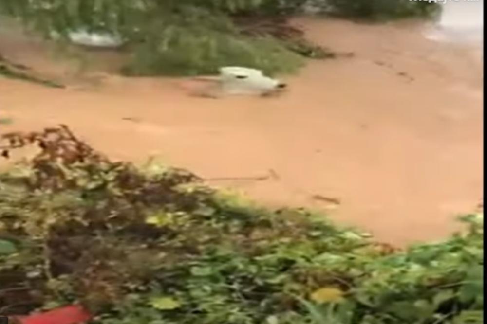 BUJICA RUŠI PUTEVE, KIŠA PRAVI POTOP KOJI ODNOSI ŽIVOTE, LJUDI NESTAJU U VODI: Broj poginulih usled poplava SKOČIO