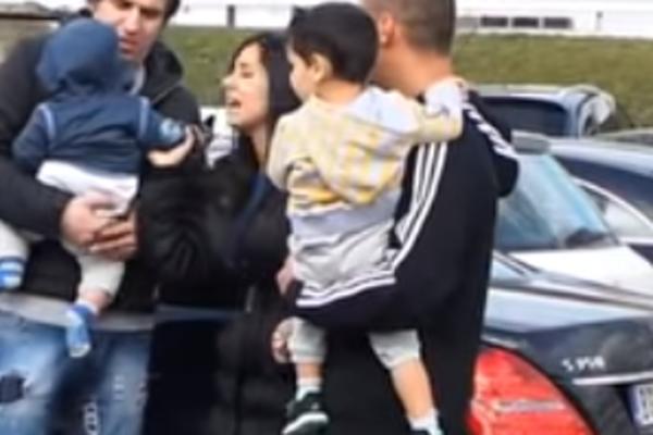 TANJA SAVIĆ DOČEKALA SINOVE NA AERODROMU, NJENOJ SREĆI NEMA KRAJA! Pogledajte snimak susreta