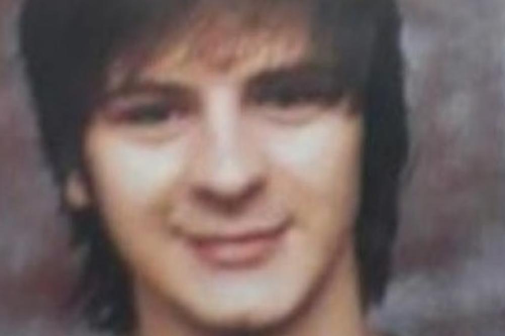 Danas je jedan od najboljih frajera na estradi, a OVAKO je pre izgledao! (FOTO)