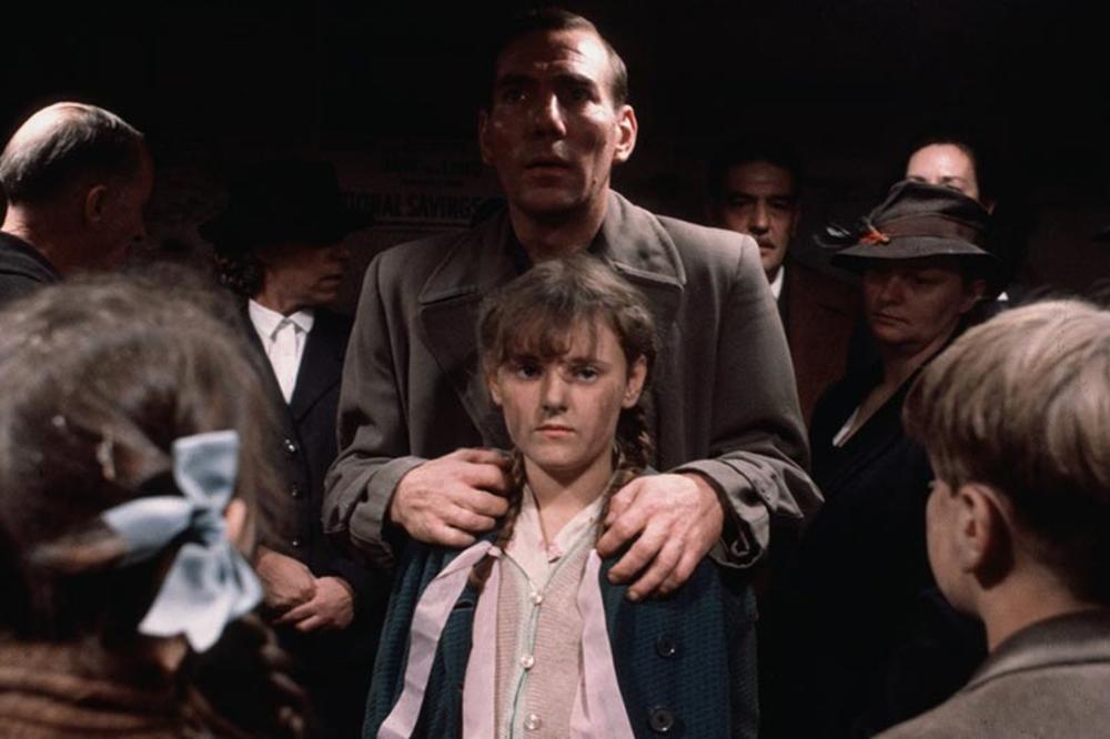 Udaljeni glasovi, nepokretni životi (Distant Voices, Still Lives), Terens Dejvis, 1988