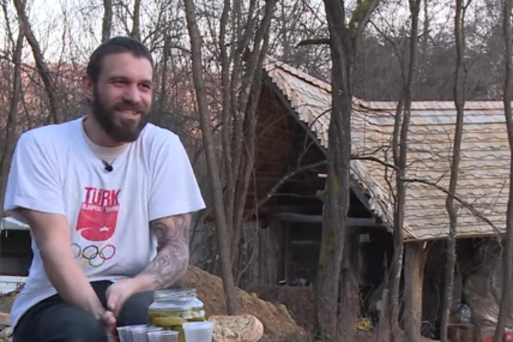 NIKOLA SE ODREKAO MILIONA I OTIŠAO DA ŽIVI U ŠUMI S DEVOJKOM: Ovo nije SREĆNA priča, jer im je KUĆA skroz IZGORELA!