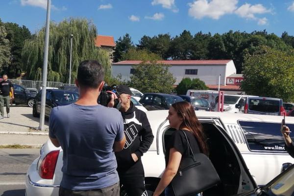 ZADRUGAR UŠAO U KARANTIN U VELIKOM STILU: Jedino on je došao u LIMUZINI i svi ostali bez teksta