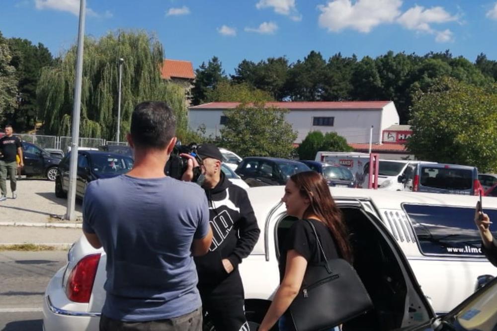 ZADRUGAR UŠAO U KARANTIN U VELIKOM STILU: Jedino on je došao u LIMUZINI i svi ostali bez teksta