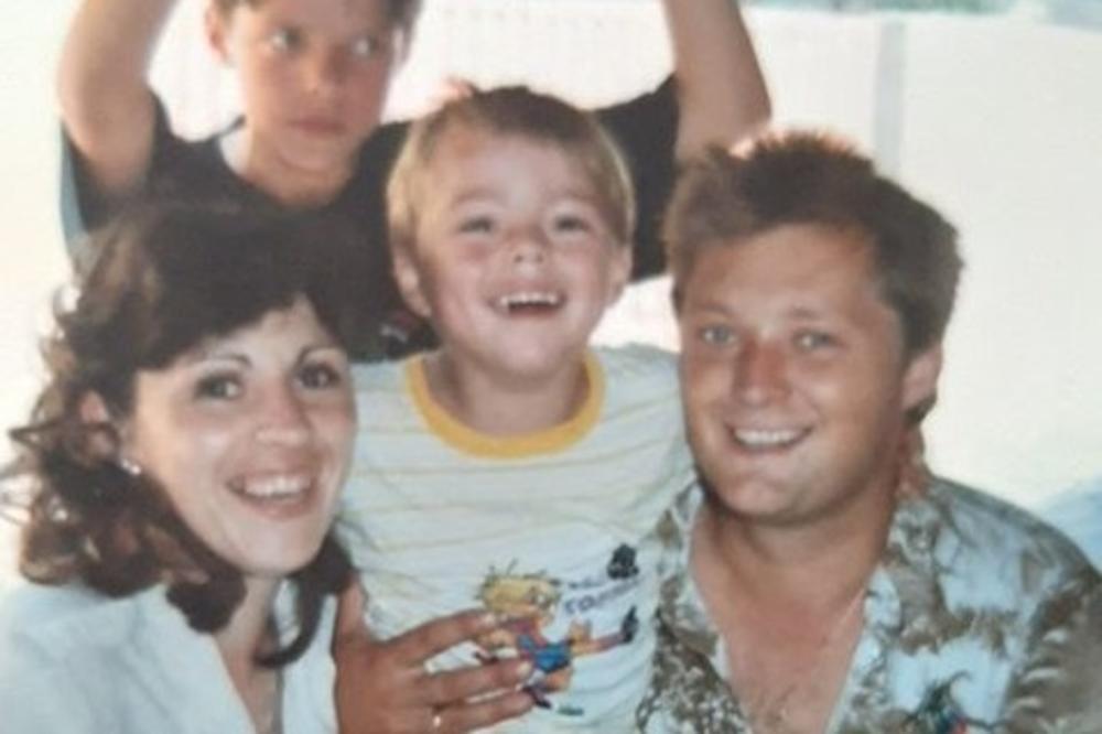 ČESTO JE PRAVIO SKANDALE... Da li prepoznajete folk pevača na fotografiji?