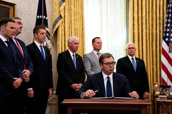 GRENEL POKUŠAO DA OBJASNI NOVINARIMA KO JE ŠTA U BELOJ KUĆI POTPISAO: I zašto Tramp to NI(JE) UČINIO (VIDEO)