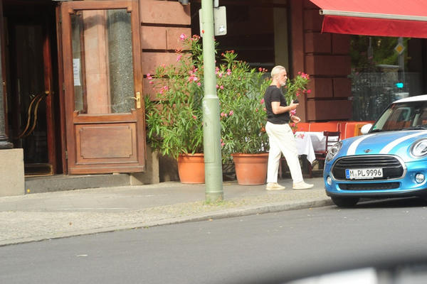 LIK SA SLIKE JE NAJTRAŽENIJI ČOVEK NA PLANETI! Uhvatio je  GLUMCA u krevetu sa svojom ŽENOM i uradio neviđenu STVAR