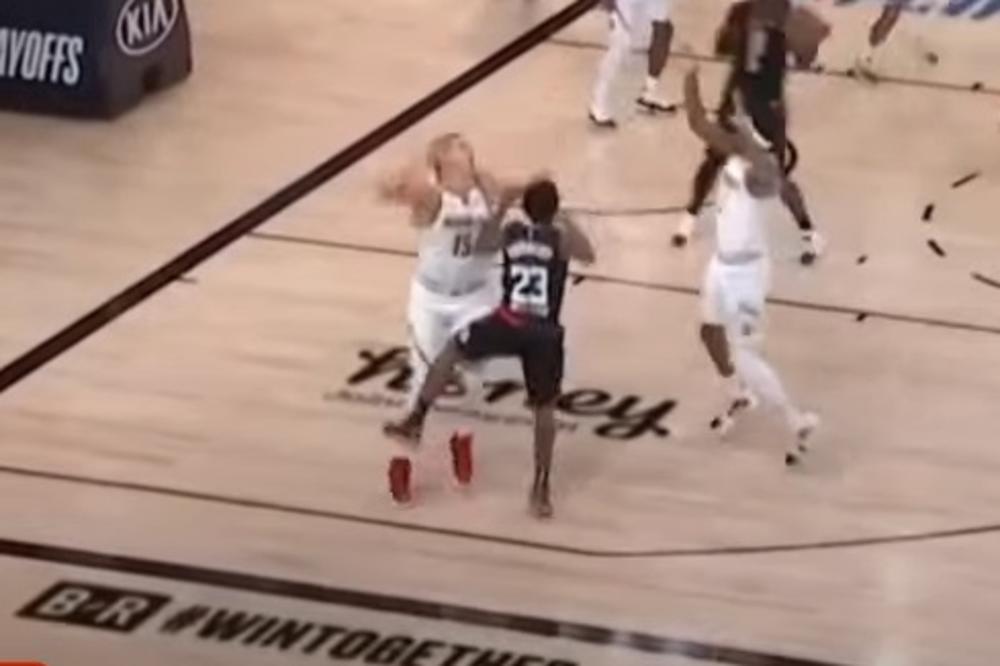 KRVNIČKI NASRTAJ NA NIKOLU JOKIĆA! Samo je legao i uhvatio se za koleno... (VIDEO)