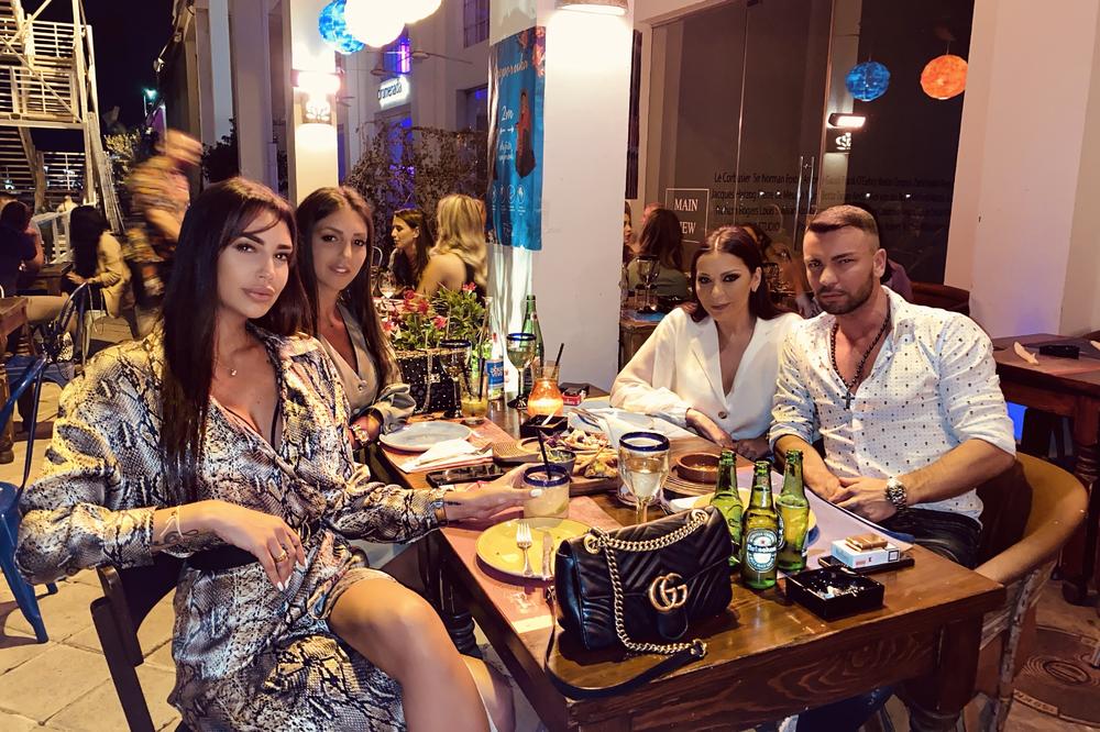 DVE MOĆNE SRPSKE ŽENE DELE ISTOG MUŠKARCA: Obe na rođendanu kod njega, svi se VOLE I SMEJU