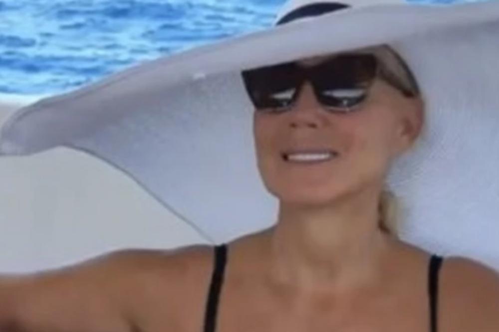 BRENA SE USRED ZIME SKINULA U KUPAĆI I POKAZALA KAKVO TELO IMA! Pozavidele bi joj mnoge devojke na OVOME! (FOTO)