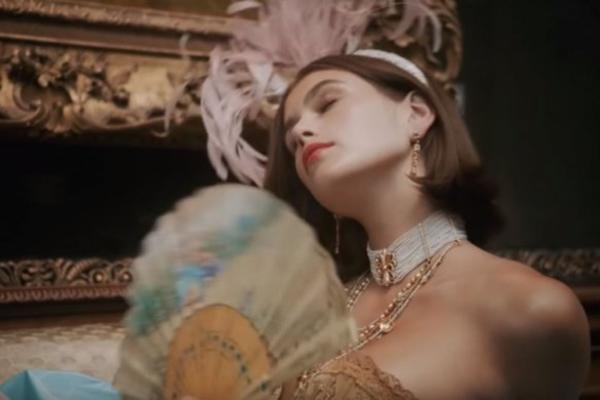 OD OVOGA ZAISTA MOŽE SRCE DA STANE! Ćerka Sindi Kraford se skinula POTPUNO GOLA i proslavila 19. ROĐENDAN! (FOTO)