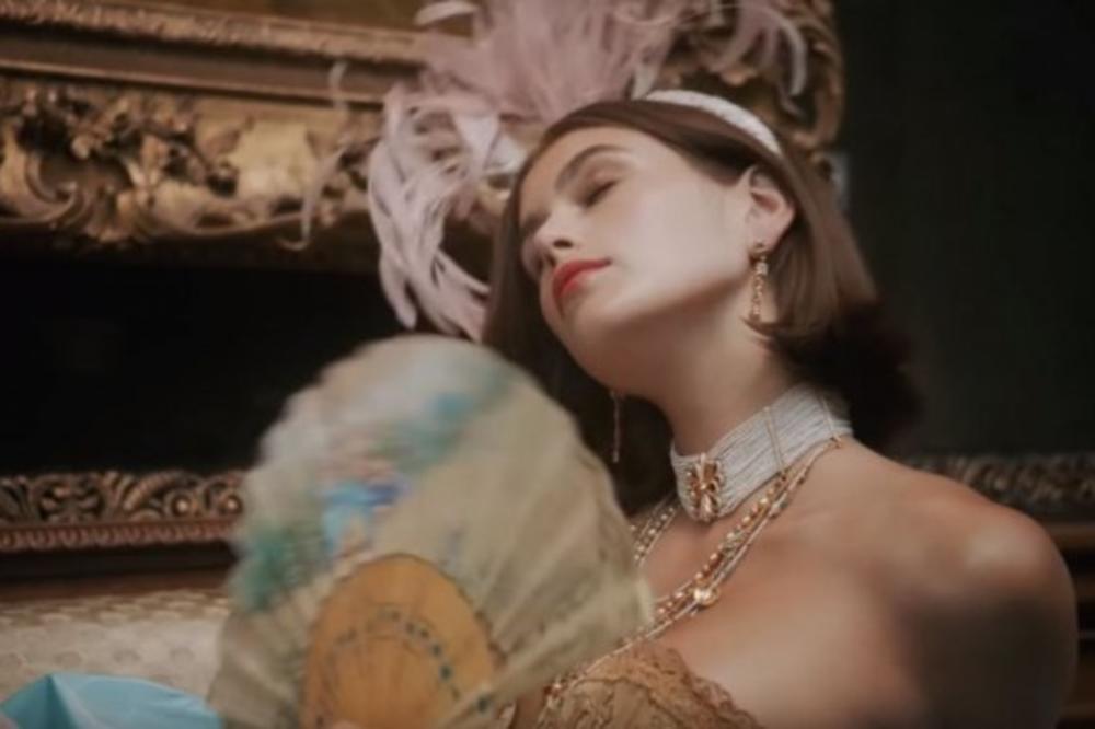 OD OVOGA ZAISTA MOŽE SRCE DA STANE! Ćerka Sindi Kraford se skinula POTPUNO GOLA i proslavila 19. ROĐENDAN! (FOTO)