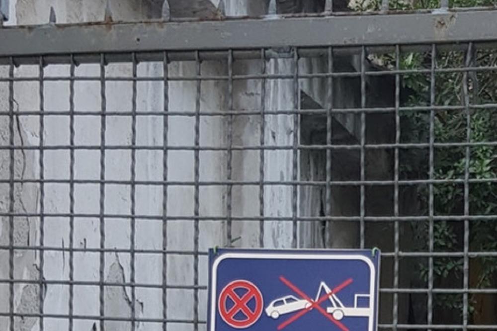 OSVANULO JE HIT UPOZORENJE NA BEOGRADSKOJ KAPIJI: Kad vidite biće vam jasno zašto ljudi padnu od smeha (FOTO)