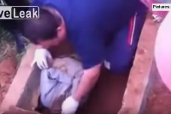 ŽENA DOŠLA NA GROBLJE I ZATEKLA "MRTVAKA" KAKO IZLAZI IZ GROBA: Ubrzo je otkrivena jeziva istina!